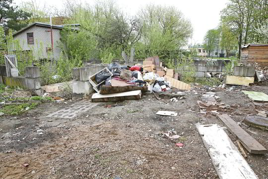 Pavasaris apnuogino sukaupto šlamšto krūvas