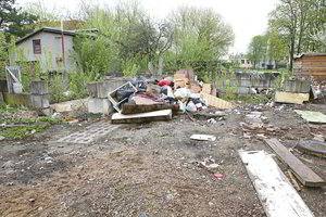 Pavasaris apnuogino sukaupto šlamšto krūvas