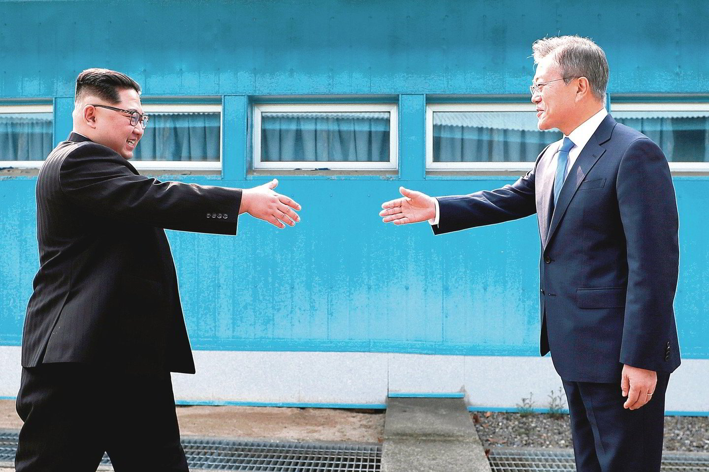 Pasaulis užgniaužęs kvapą stebėjo, kaip per šalių sieną pasisveikino Šiaurės Korėjos lyderis Kim Jong-unas (kairėje) ir Pietų Korėjos prezidentas Moon Jae-inas.