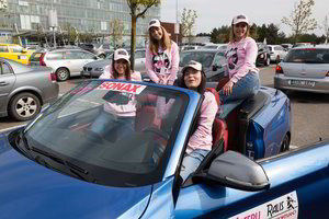 „Moterų ralis“ prasidėjo: į gatves išvažiavo spalvingiausi ekipažai