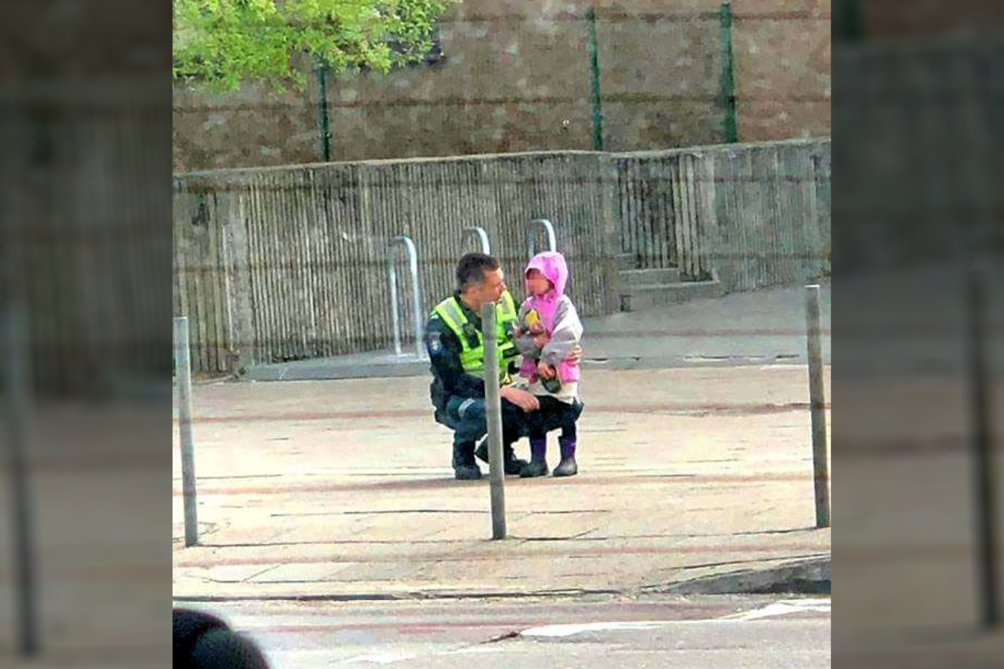  Policija paviešino jautrią istoriją – pareigūnas šluostė verkiančios mergaitės ašaras.<br> Facebook/Lietuvos policija nuotr.