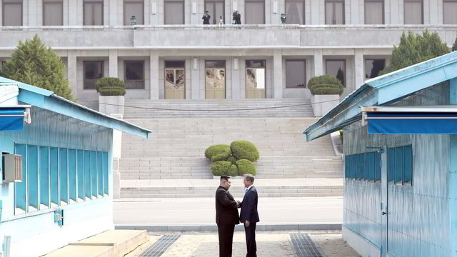 Šiaurės ir Pietų Korėjos taikos sutartis gali būti pasirašyta šiais metais
