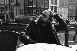 Naujausią kūrinį pristatantis Leonas Somovas praneša svarbią žinią