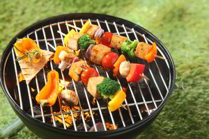 4 kitokie grilio patiekalai: nuo daržovių iešmelių iki deserto
