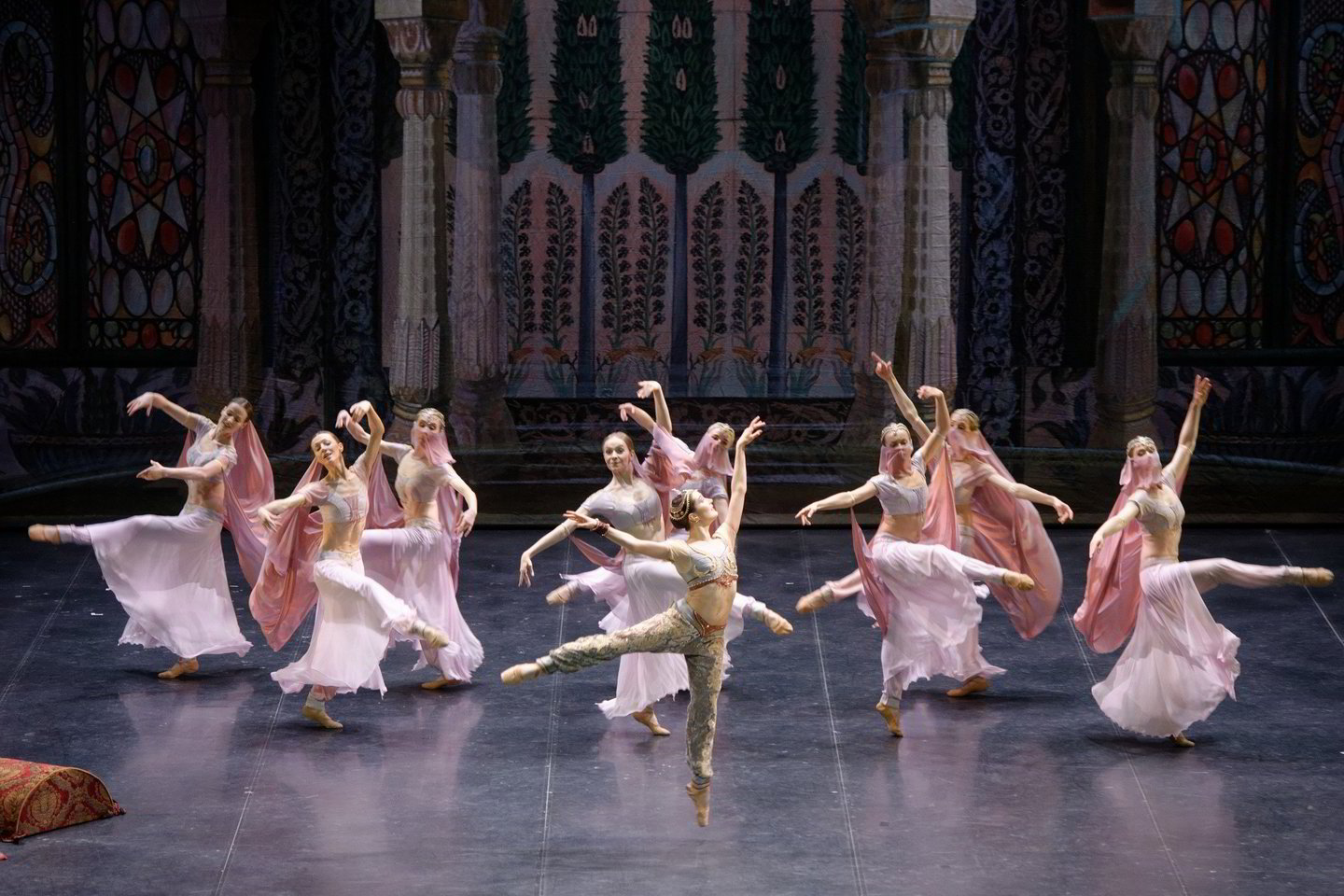  Scena iš baleto  „Korsaras“. O.Šaitanova - Gulnara.<br> M.Aleksos nuotr.