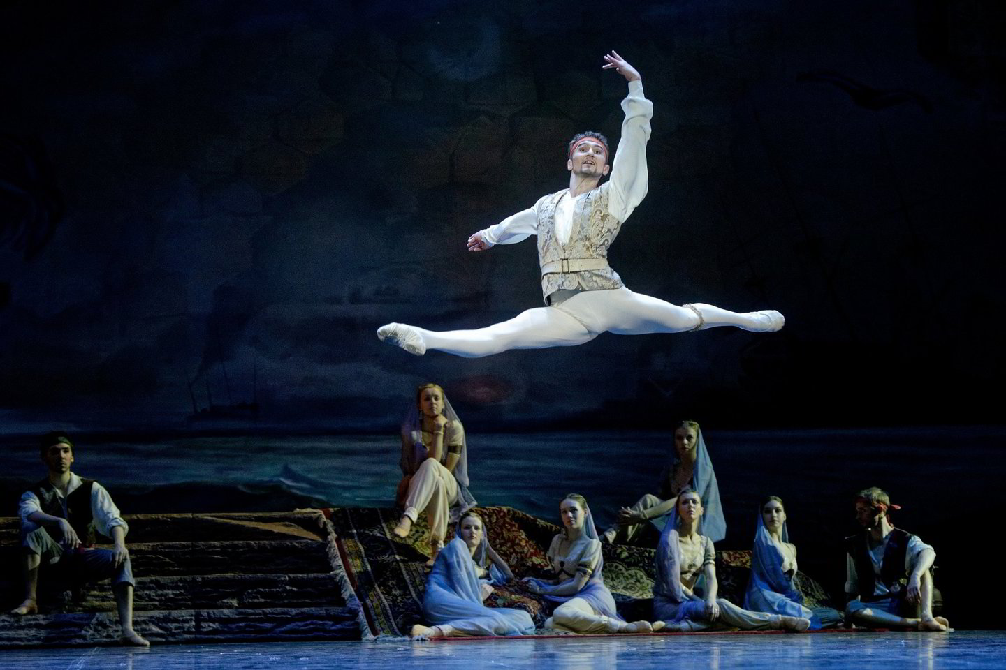  Scena iš baleto  „Korsaras“. G.Žukovskis - Konradas.<br> M.Aleksos nuotr.