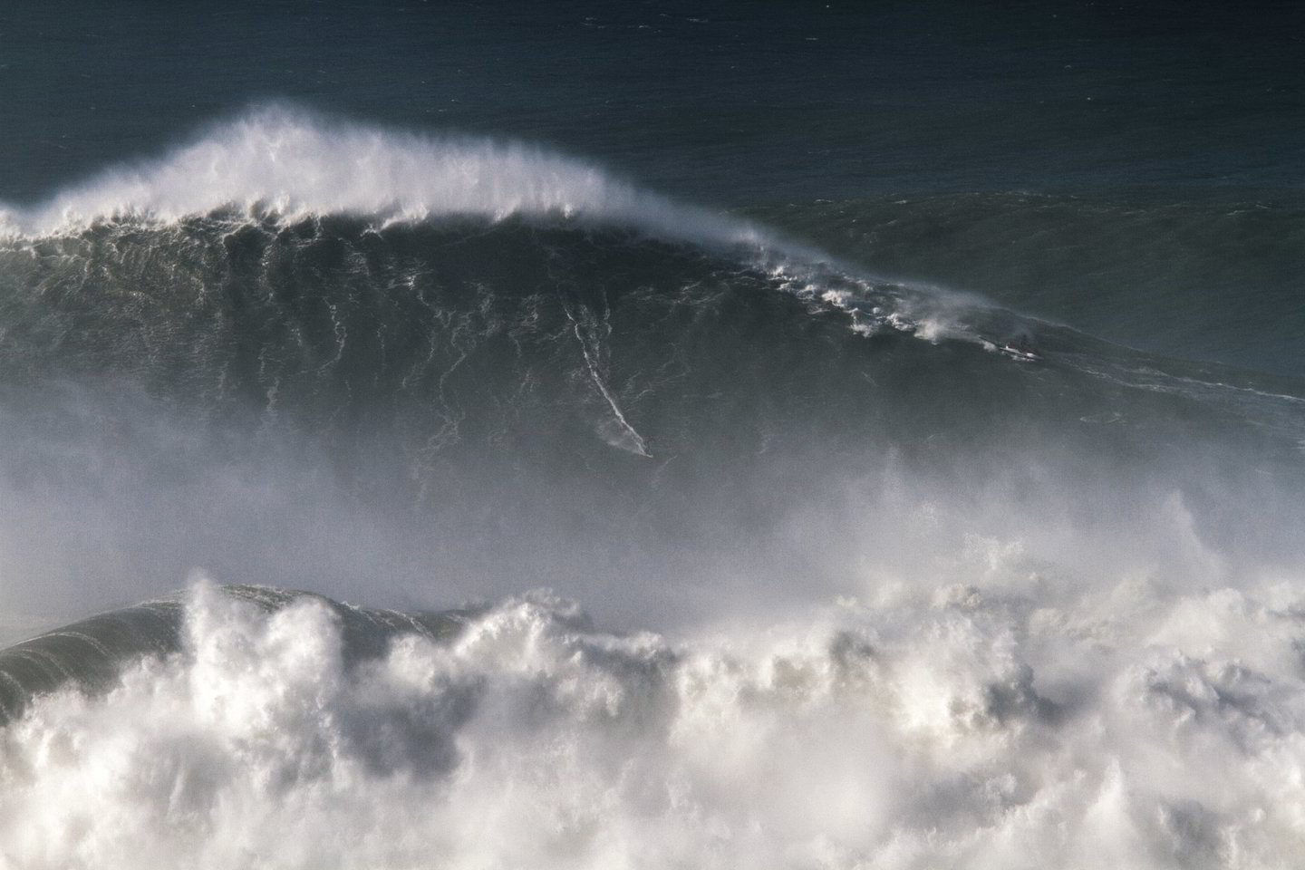 Pernai lapkričio 8-ąją R. Koxa slydo nuo didžiausios kada nors banglentininko pasikinkytos bangos.<br> AP nuotr. 
