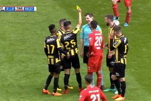 Futbolininkas parodė mačo arbitrui geltoną kortelę