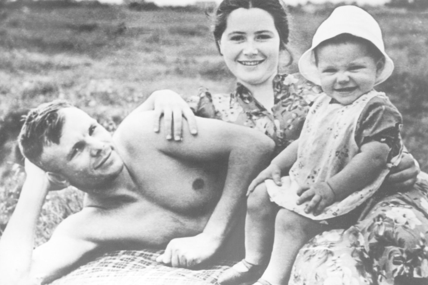 J.Gagarinas su žmona ir dukra.<br>„Scanpix“ nuotr.