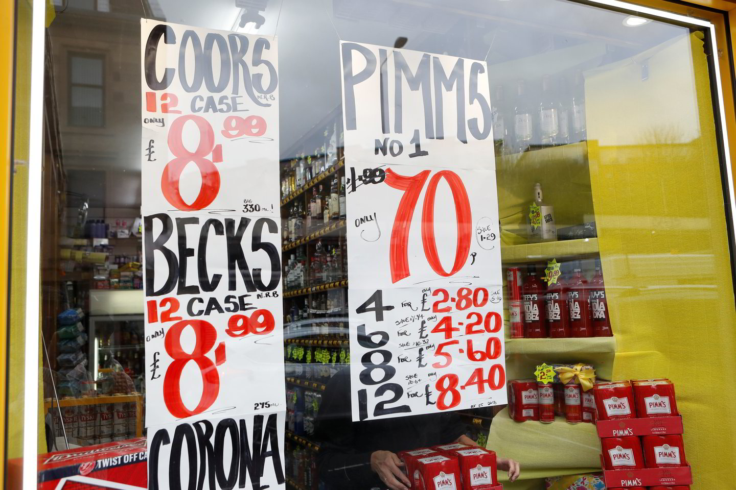 Škotija yra pirmoji pasaulio šalis, pradėjusi taikyti tokią minimalią kainą. Šia priemone visų pirma tikimasi sumažinti mirčių nuo alkoholio skaičių.