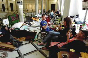 Arkivyskupas ir buvęs prezidentas susiriejo dėl Seime apsistojusių neįgaliųjų