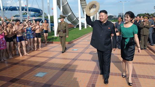 Užfiksuotas Kim Jong-uno poelgis dėl žmonos per istorinį įvykį suglumino
