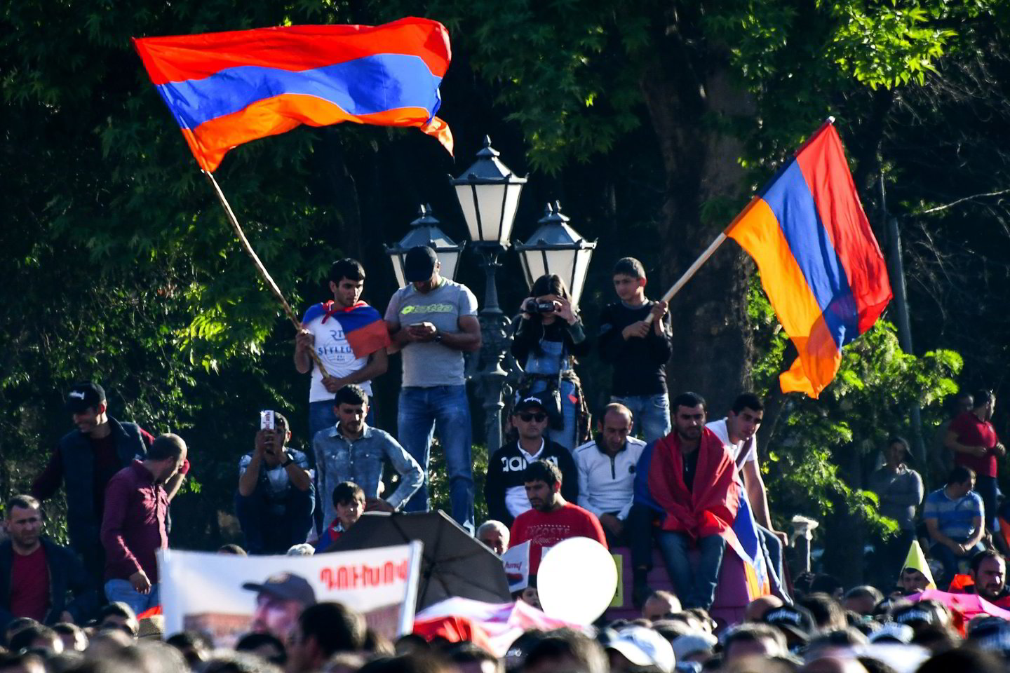 Europos Sąjunga patvirtina remianti Armėnijos pastangas kurti demokratiją, ragina vengti smurto ir naują vyriausybę suformuoti konstituciniu būdu