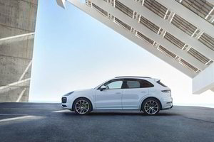 Naujasis „Porsche Cayenne“ stoja į elektromobilių gretas