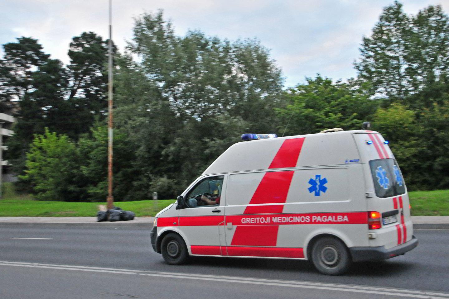 Atsitrenkęs į automobilį Vilniuje susižalojo 13-metis.