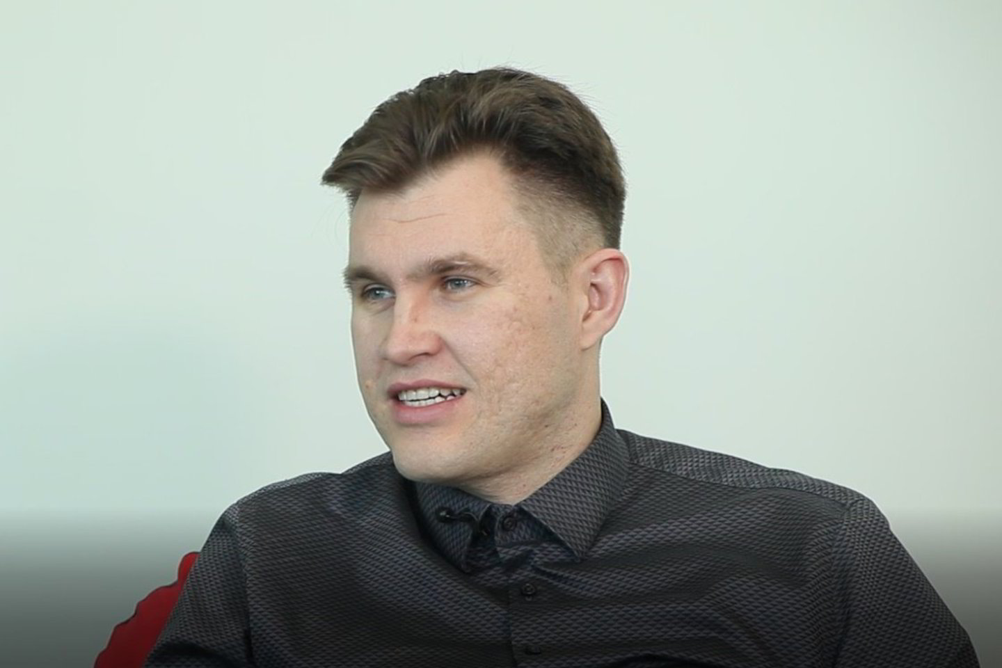 „Ji yra šalimi, esančia ant Europos Sąjungos ir ant Nepriklausomų valstybių sandraugos šalių ribų, todėl fiziškai čia dirbti, rengti susitikimus Ukrainoje, Rusijoje, taip pat Vokietijoje, Nyderlanduose, buvo labai patogu. Tai patogi vieta tarp „dviejų pasaulių“, – apie Lietuvą kalbėjo Igoris.<br>LRT laidos stop kadras