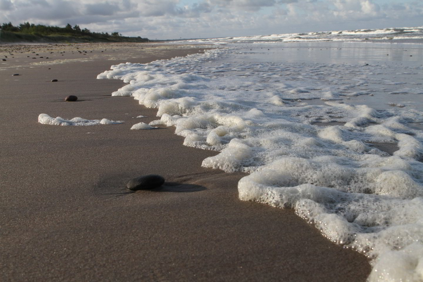 Jūra, bangos, Baltijos jūra, paplūdimys, Latvijos Nida, smėlis, akmenėliai, poilsis, atostogos<br>M.Patašiaus nuotr.