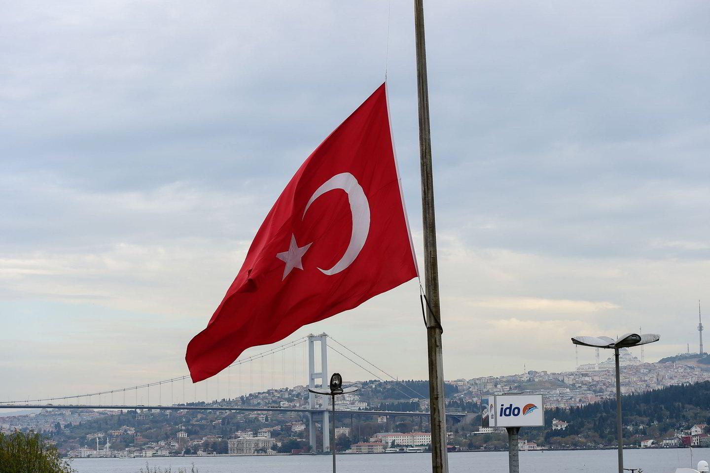 Keturios Turkijos politinės partijos, įskaitant pagrindinę opozicinę jėgą, ruošiasi suvienyti savo pajėgas prieš birželį įvyksius pirmalaikius rinkimus, kuriuos paskelbė šalies prezidentas Recepas Tayyipas Erdoganas, trečiadienį pranešė vienas pareigūnas ir žiniasklaida.