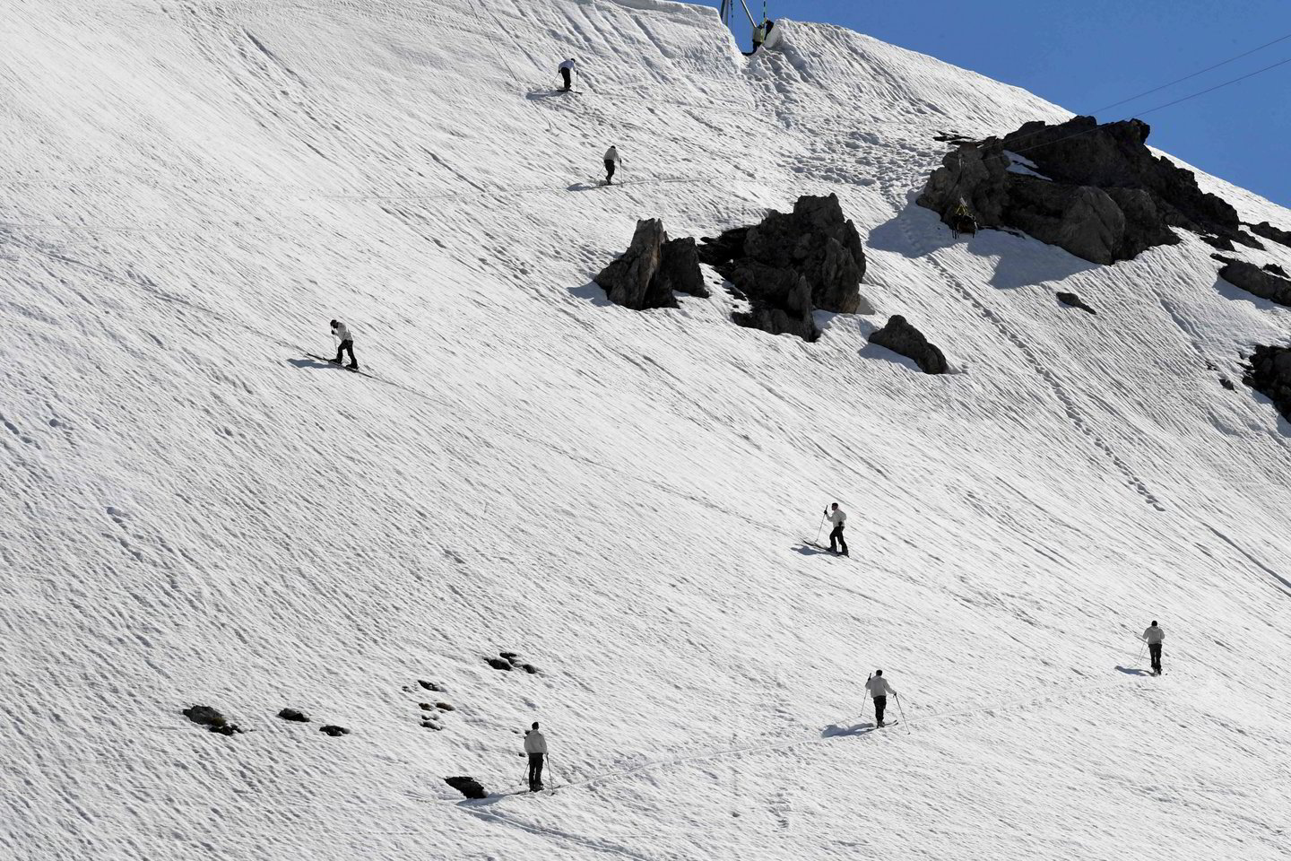  Sekmadienį alpinistai buvo priversti praleisti šaltą naktį po atviru dangumi.<br> AFP/Scanpix nuotr.