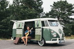 „Bliuzo naktys“ šią vasarą – su aistringomis gitaromis, pasileistomis garbanomis ir kiro plunksnomis