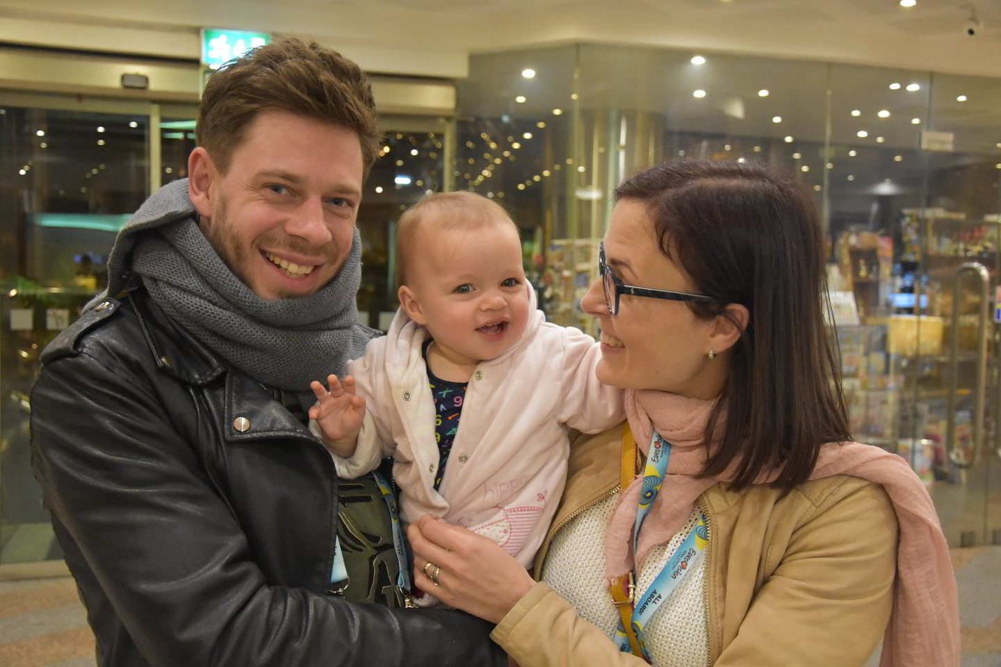 J.Brūzga į „Euroviziją“ atvyko su žmona Akmėja ir dukrele Ula Saule.<br> R.Zilnio nuotr.