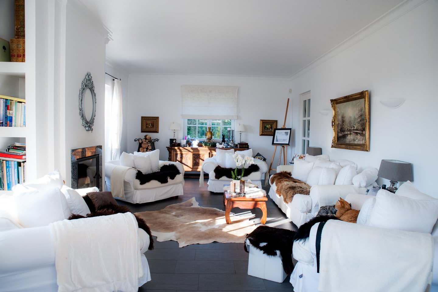 Minkšta didelė sofa su pagalvėlėmis, krėslas su nugulusiu pledu, lentyna su stilingomis detalėmis visiškai užpildys namų aplinką.<br>V.Ščiavinsko nuotr.