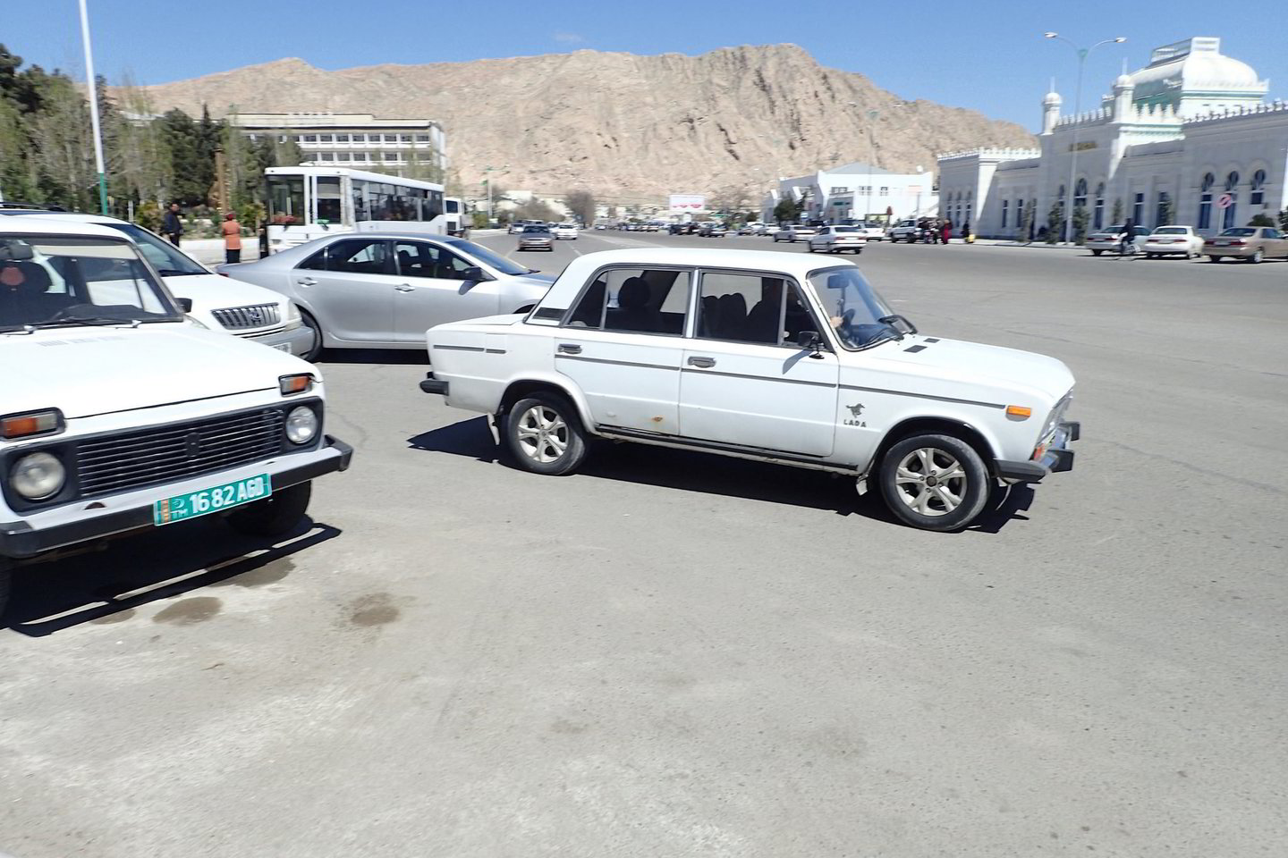 Turkmėnijos prezidentas nori, kad prieš sostinės Ašchabado šventę mieste liktų tik baltos spalvos automobiliai.<br>Laika lc/Flickr.com nuotr.