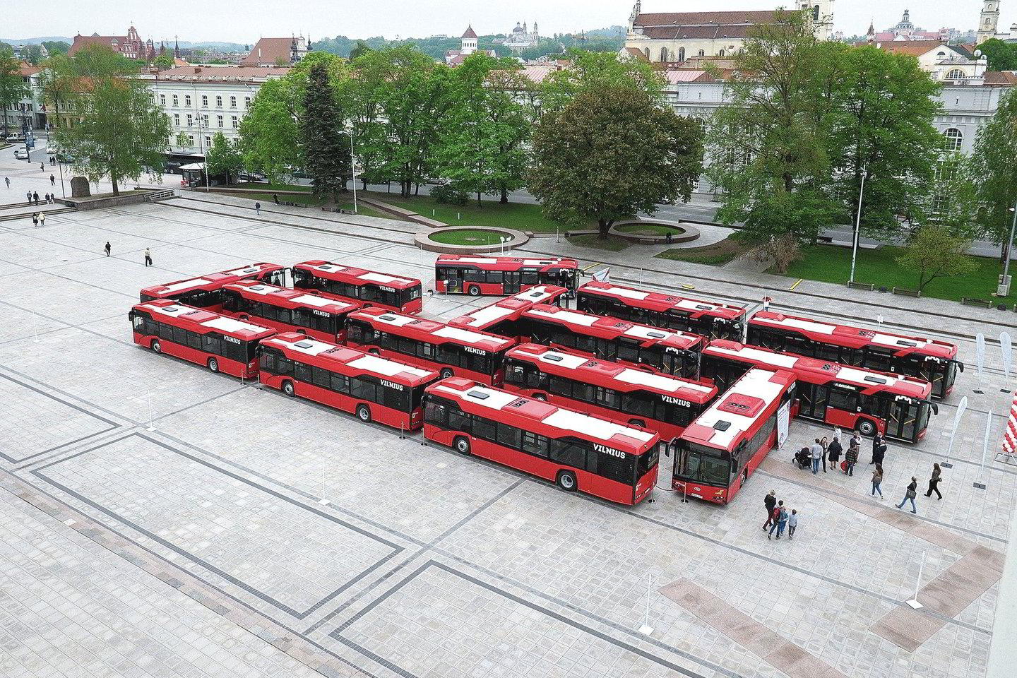 Švęsdami miesto transporto atnaujinimą vežėjai Katedros aikštėje vakar  iš 15 raudonų naujų autobusų įrengė labirintą.<br>T.Bauro ir V.Ščiavinsko nuotr.