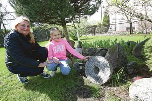 Kaunietės kiemą puošia šeimai brangios relikvijos iš visos Lietuvos