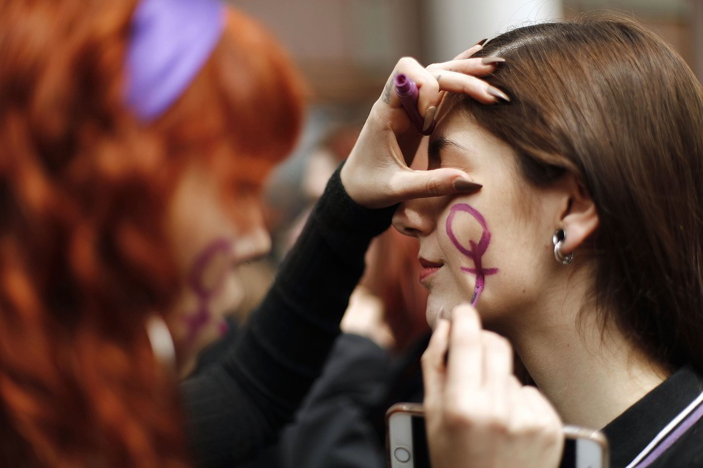 Ispanijos moterys išėjo į gatves negalėdamos patikėti teismo išvada dėl penkių vyrų išniekintos aštuoniolikametės merginos. Pasak teismo, jeigu aukai nėra grasinama ar nėra aiškių smurto žymių, seksualinė agresija nėra laikoma prievartavimu.
