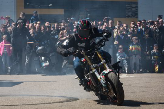 Sostinės gatvėse motociklininkai triukšmingai paminėjo sezono atidarymą