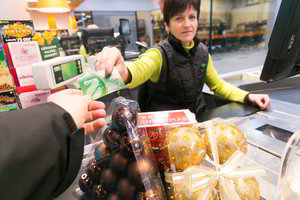 Vienas prekybos tinklas žada nudžiuginti darbuotojus – kels algas