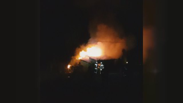 Nufilmuota, kaip naktį ugnis pasiglemžė čigonų tabore stovėjusį namą