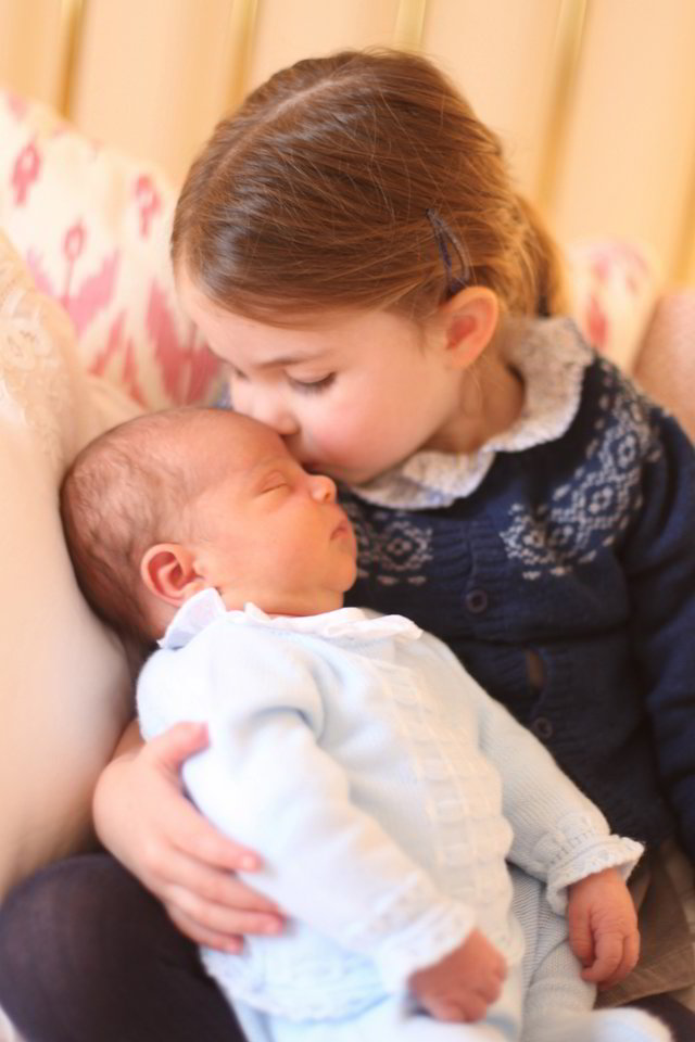  Princesė Charlotte su mažuoju broliu Louisu.<br> Scanpix nuotr.