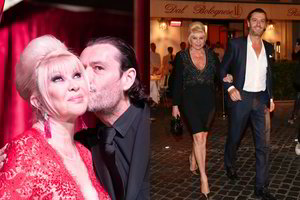 Mini suknele pasipuošusi 68-erių Ivana Trump mėgavosi buvusio vyro dėmesiu