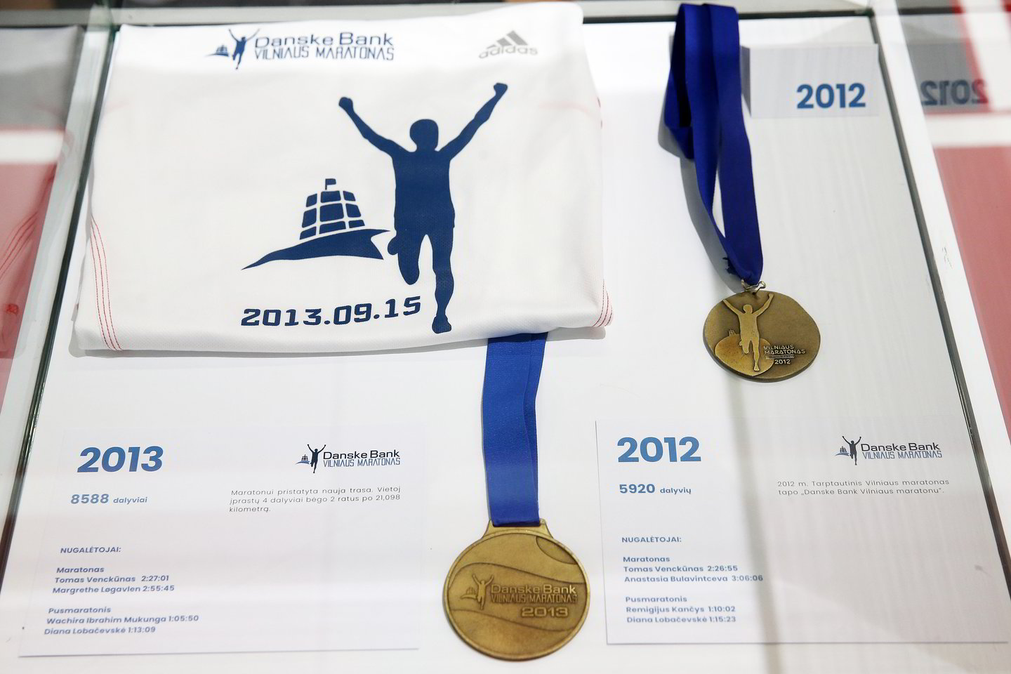 Diana Lobačevskė pristatė naujus Vilniaus maratono medalius.<br> R.Danisevičiaus nuotr.