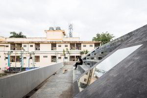 Šeimininkams tai nekliudo, nors tarp jų namo sienų kasdien eina svetimi