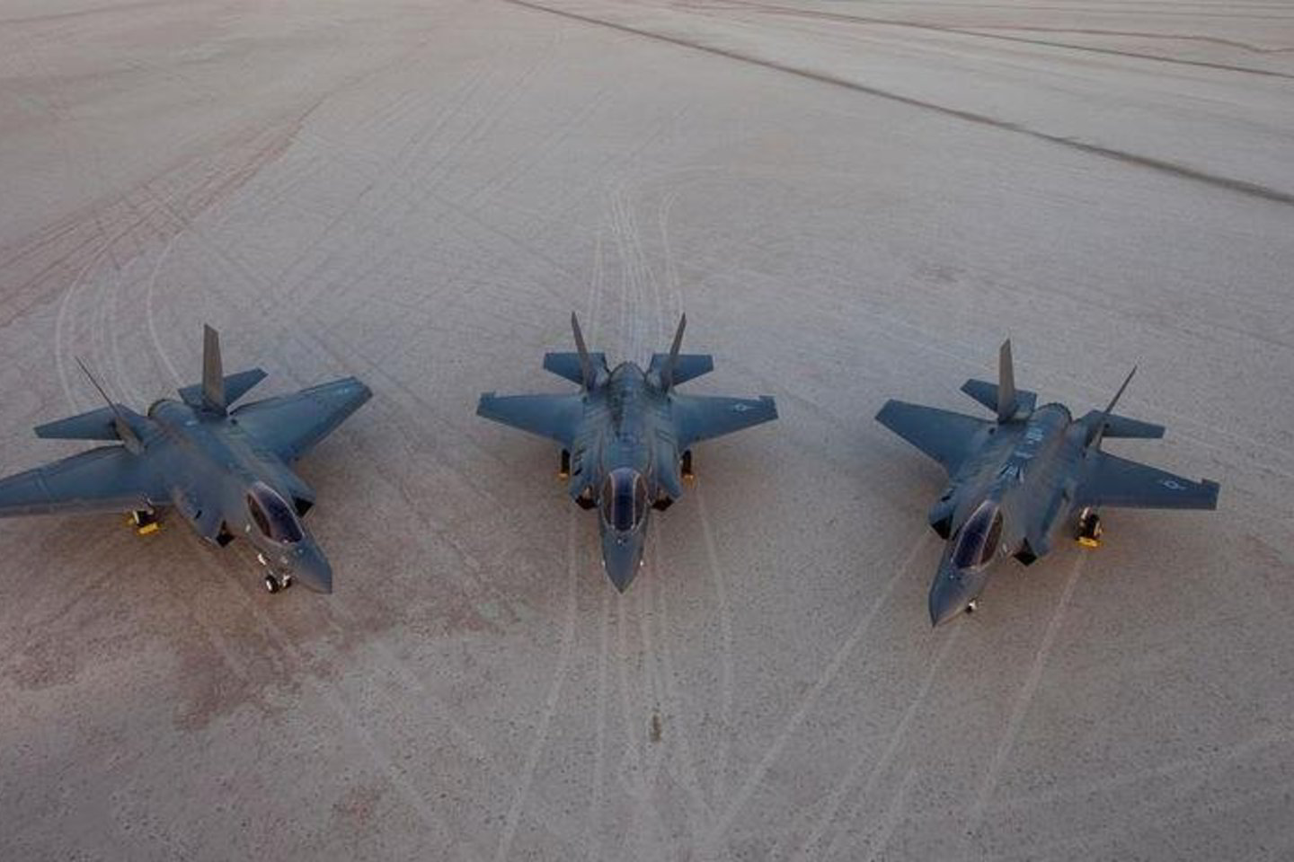  Visos „F-35“ versijos. Iš dešinės į kairę: „A“,„B“ ir „C“ .<br> F35.com nuotr.