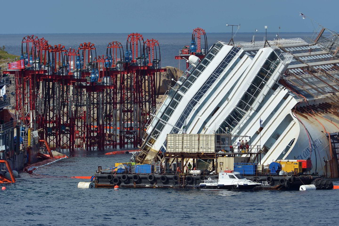  2013 m. avariją patyrė italų kruizinis laivas Costa Concordia. Įvykis nusinešė 32 gyvybes.<br> AFP / Scanpix nuotr.