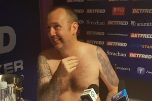 Pažadas virto realybe: snukerio žaidėjas su žurnalistais bendravo nuogas