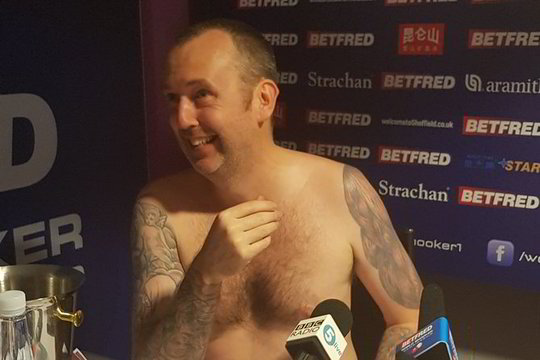 Pažadas virto realybe: snukerio žaidėjas su žurnalistais bendravo nuogas