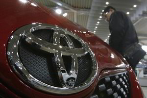 „Toyota“ pasiekė rekordinį metinį pelną, bet perspėja dėl ateities