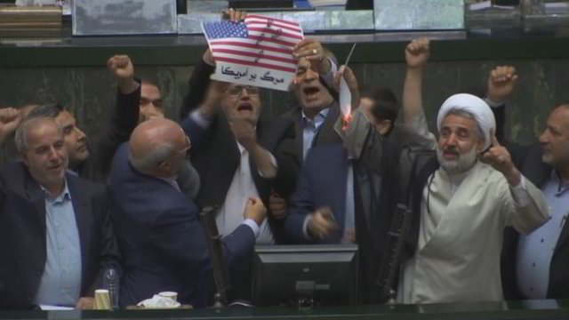 „Mirtis Amerikai“: Irano politikai parlamente padegė JAV vėliavą