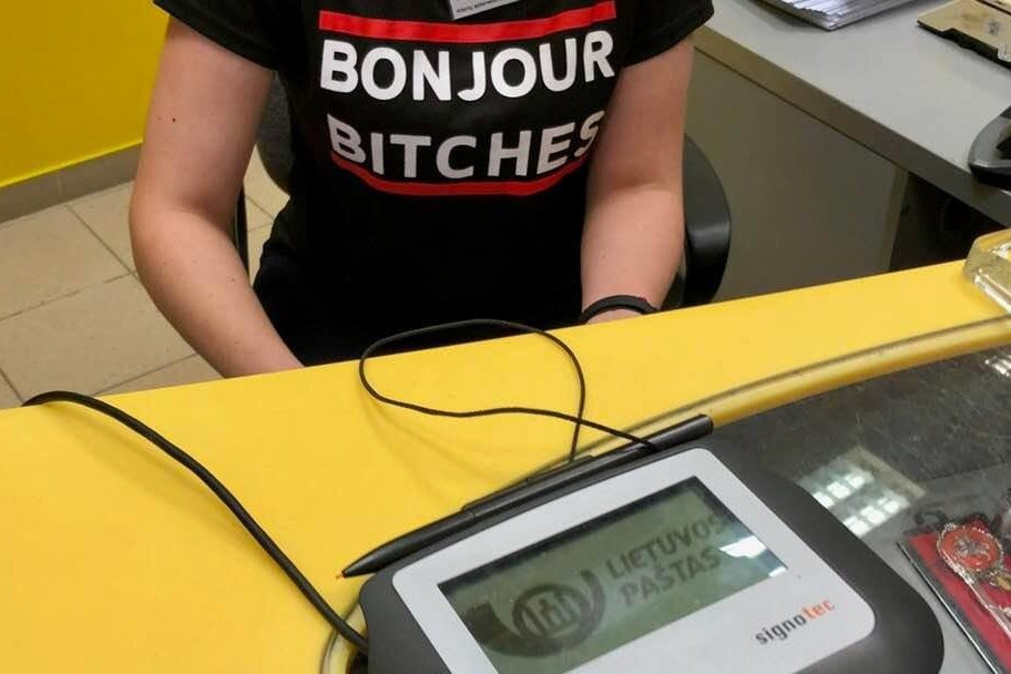 Iš pirmo žvilgsnio, nuotrauka būtų įprasta, tačiau internautams užkliuvo jos vilkimi marškinėliai, pasižymintys itin ekravagantišku užrašu: „Bonjour, biches.“<br>Facebook nuotr.