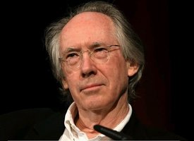 Bookerio laureatas padėjo parašyti sūnui rašinį pagal savo romaną ir gavo trejetą