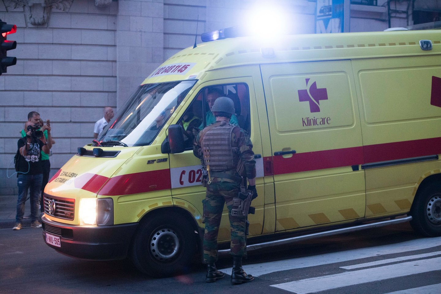 Briuselio policija nurodė, kad stebėjimo kameros užfiksavo, kaip kažkoks įtariamasis paleido šūvį į žemę ir pabėgo.<br> AFP/Scanpix nuotr.