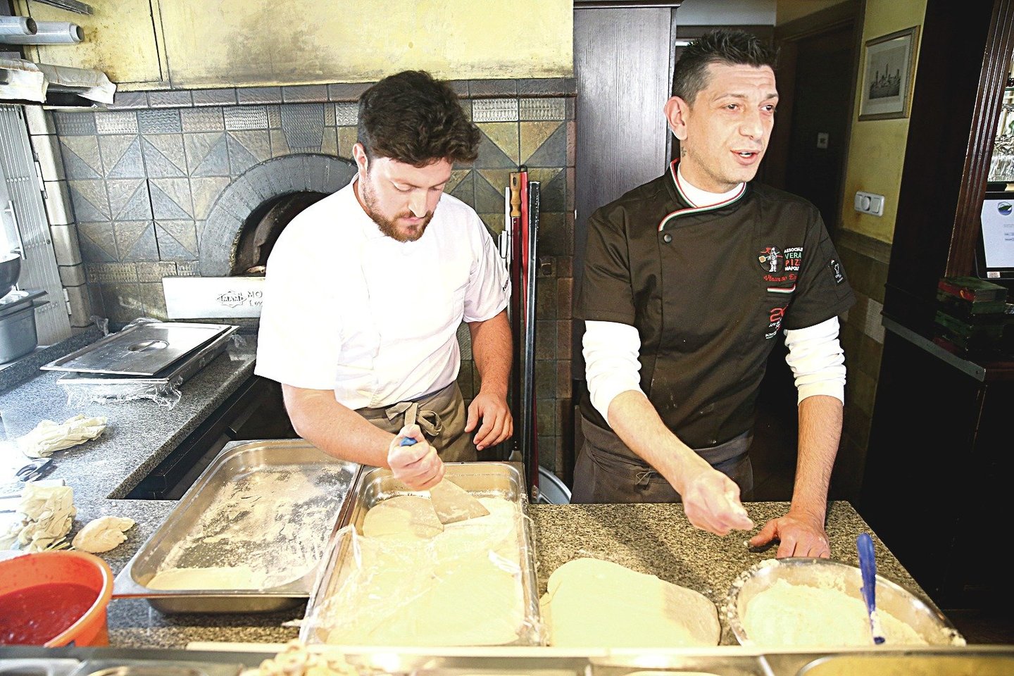 Ekspertas V.Esposito (nuotr. kairėje) iš Neapolio vertino Užupio picerijos, kuriai vadovauja F.Meschino, meistriškumą.<br>R.Danisevičiaus nuotr.