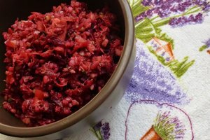 Galima apsivalgyti: gardi ir sveika grikių košė su burokėliais ir tunu