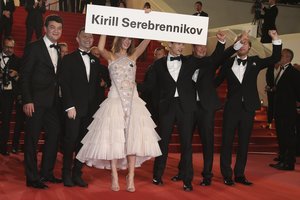 Kanuose ovacijomis sutikta namų arešte laikomo režisieriaus Kirilo Serebrenikovo juosta