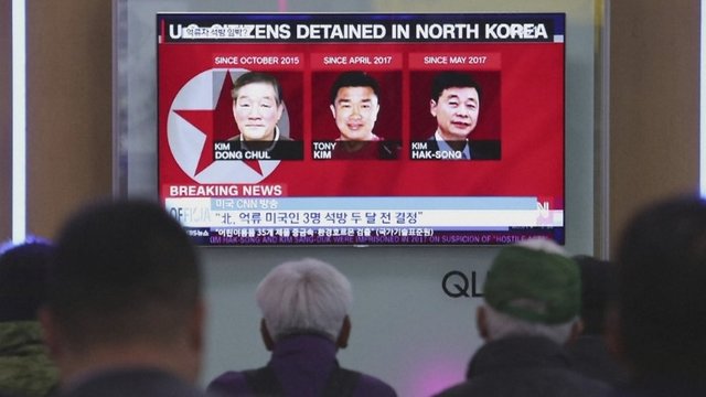 Šiaurės Korėjoje kalintus JAV piliečius pasitiko Donaldas Trumpas